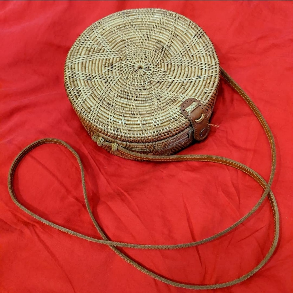 Little woven circle bag
